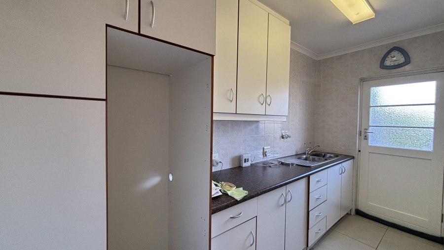 To Let 5 Bedroom Property for Rent in Myburgh Park Western Cape